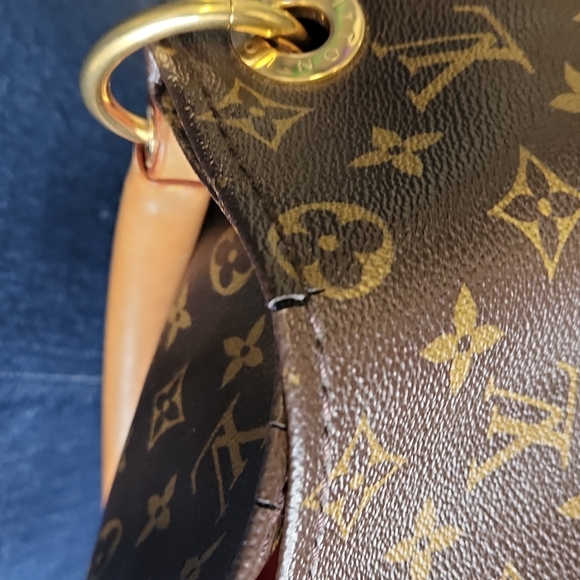 Authentic Louis Vuitton Artsy MM Monogram Empreinte Leather Handbag - Picture 8 of 16